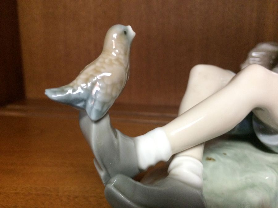Lladro Figurine Boy with Bird [Photo 5]
