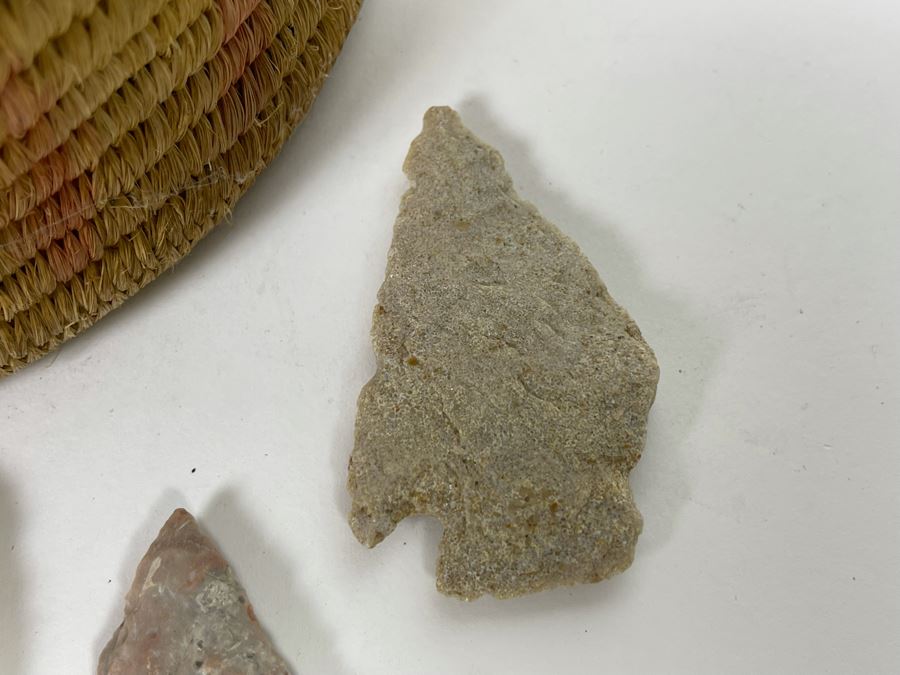 Collection Of Native American Indian Southern Missouri Carved Flint Stone Arrowheads With Basket 9W X 5.5H [Photo 11]