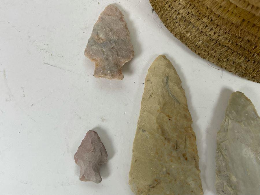 Collection Of Native American Indian Southern Missouri Carved Flint Stone Arrowheads With Basket 9W X 5.5H [Photo 7]