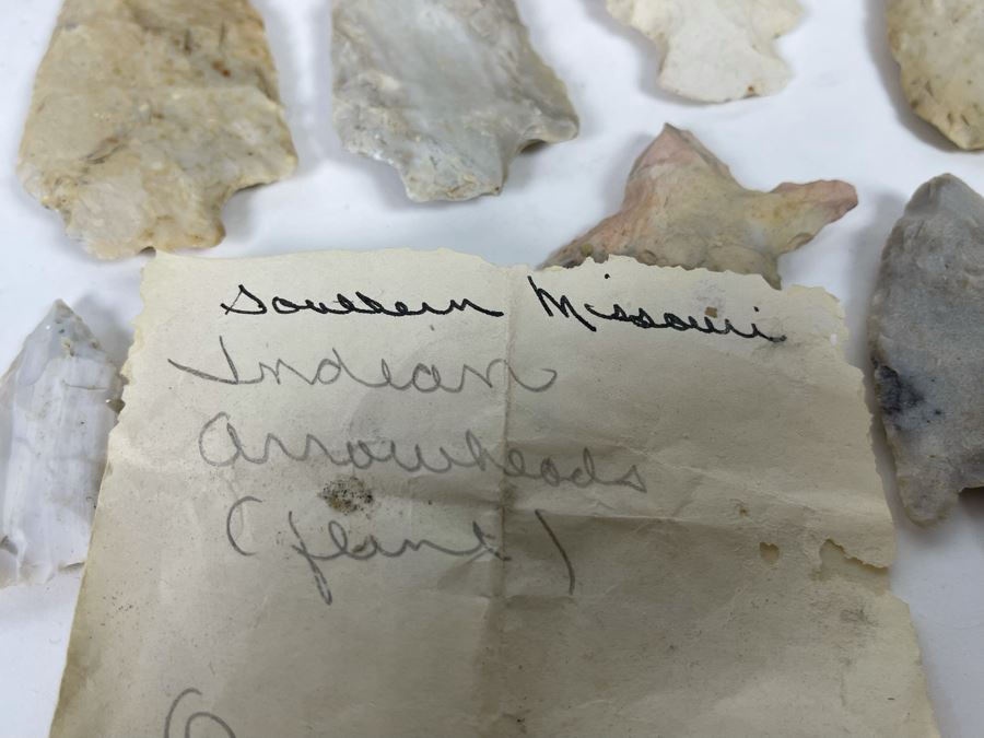 Collection Of Native American Indian Southern Missouri Carved Flint Stone Arrowheads With Basket 9W X 5.5H [Photo 16]