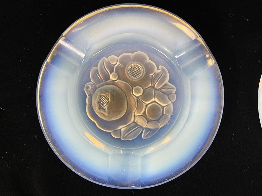 Pair Of Art Deco Period Signed Verlys Oppalescent French Glass Ashtrays 4R [Photo 3]