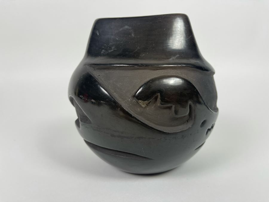 Flora And Glenda Naranjo Santa Clara Black Pottery Vase (Slight Chip On Side In Second Photo) 5.5H [Photo 7]