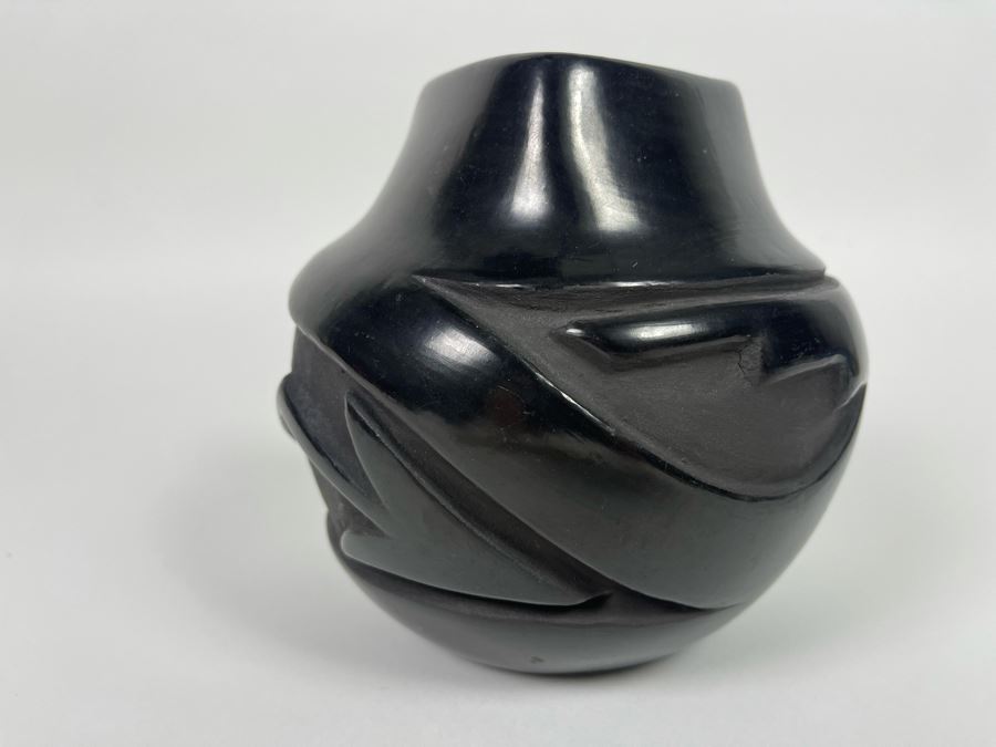 Flora And Glenda Naranjo Santa Clara Black Pottery Vase (Slight Chip On Side In Second Photo) 5.5H [Photo 5]
