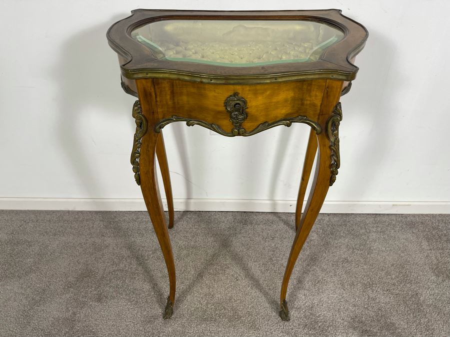 Beautiful Wooden French Louis XV Vitrine Side Table With Ormolu Mounts Hinged Glass Top Lockable With Key (Slight Chip In Beveled Glass Top) 18.5W X 14D X 28H [Photo 4]