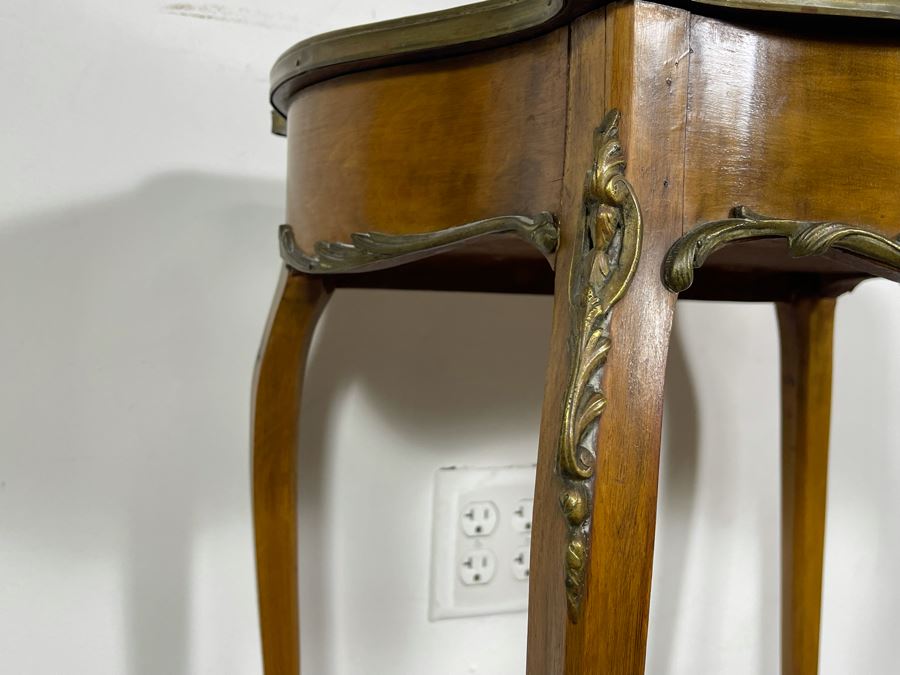 Beautiful Wooden French Louis XV Vitrine Side Table With Ormolu Mounts Hinged Glass Top Lockable With Key (Slight Chip In Beveled Glass Top) 18.5W X 14D X 28H [Photo 18]