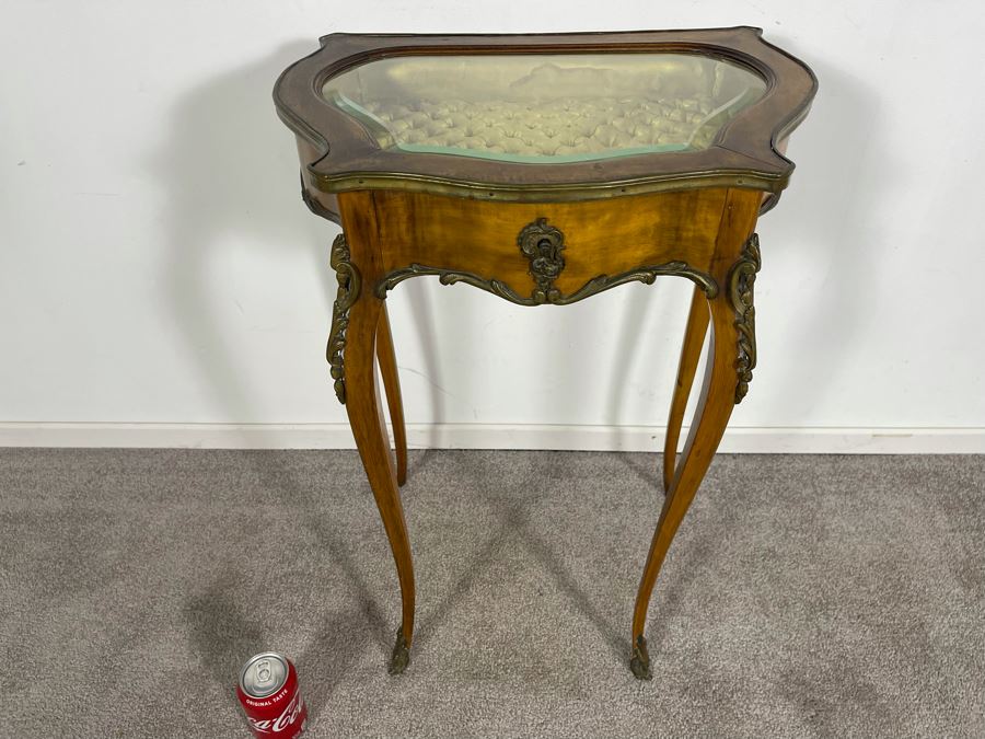 Beautiful Wooden French Louis XV Vitrine Side Table With Ormolu Mounts Hinged Glass Top Lockable With Key (Slight Chip In Beveled Glass Top) 18.5W X 14D X 28H [Photo 3]