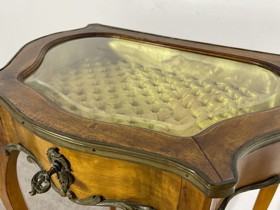 Beautiful Wooden French Louis XV Vitrine Side Table With Ormolu Mounts Hinged Glass Top Lockable With Key (Slight Chip In Beveled Glass Top) 18.5W X 14D X 28H [Photo 15]