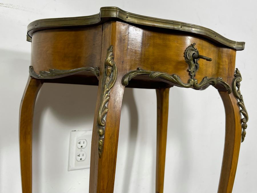 Beautiful Wooden French Louis XV Vitrine Side Table With Ormolu Mounts Hinged Glass Top Lockable With Key (Slight Chip In Beveled Glass Top) 18.5W X 14D X 28H [Photo 19]
