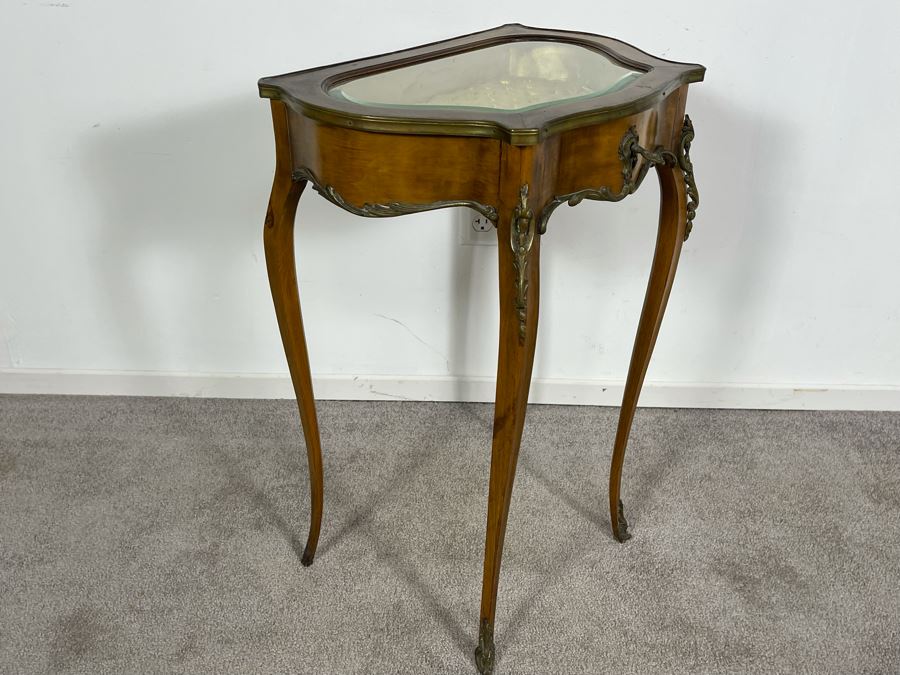 Beautiful Wooden French Louis XV Vitrine Side Table With Ormolu Mounts Hinged Glass Top Lockable With Key (Slight Chip In Beveled Glass Top) 18.5W X 14D X 28H [Photo 21]