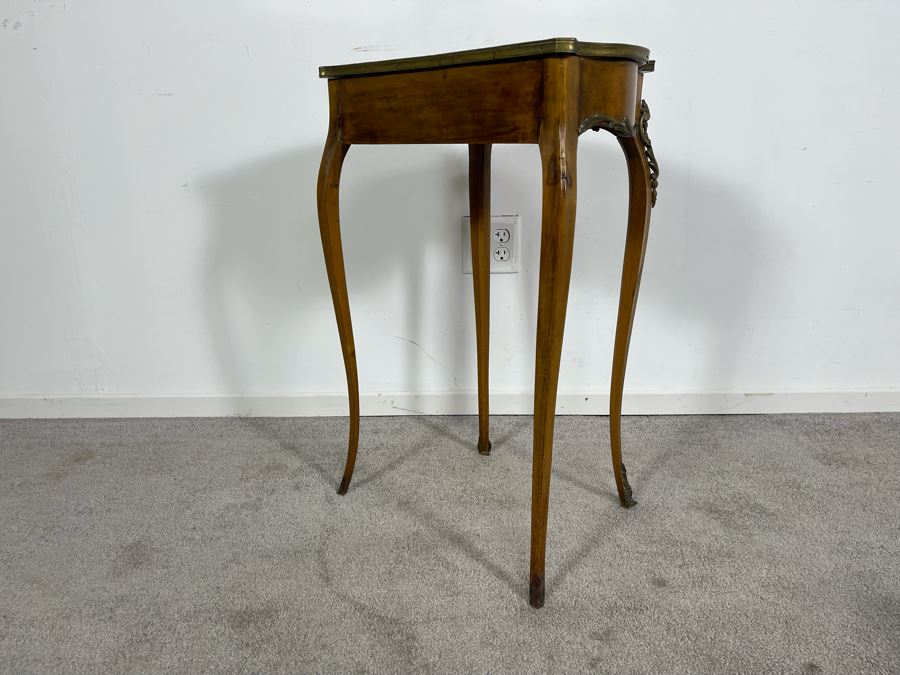 Beautiful Wooden French Louis XV Vitrine Side Table With Ormolu Mounts Hinged Glass Top Lockable With Key (Slight Chip In Beveled Glass Top) 18.5W X 14D X 28H [Photo 24]