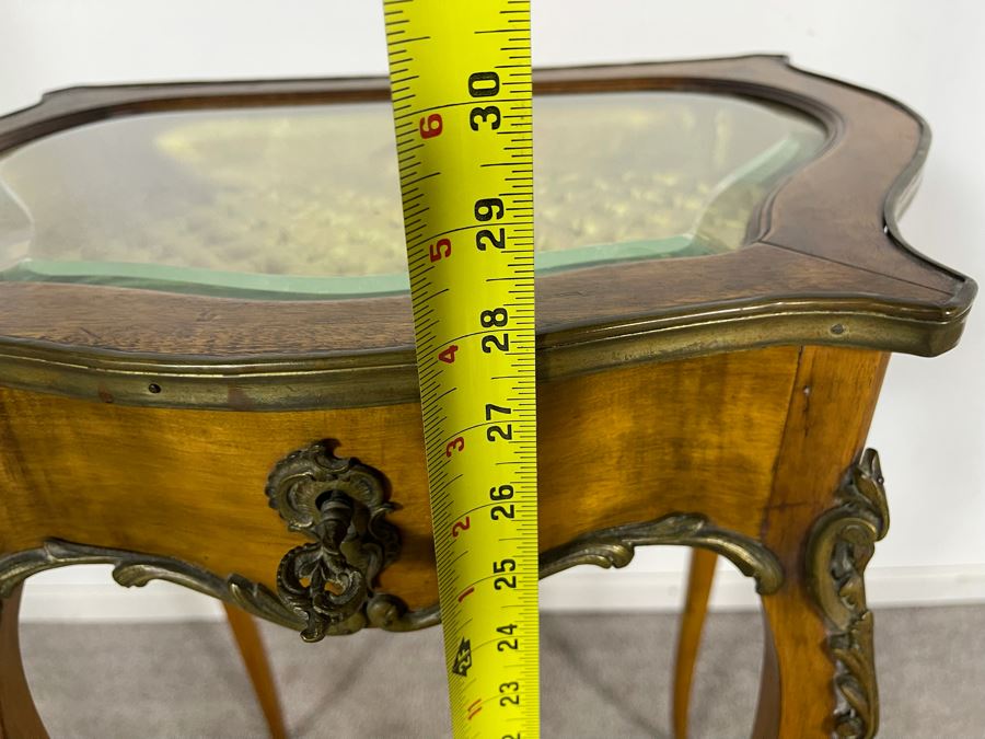 Beautiful Wooden French Louis XV Vitrine Side Table With Ormolu Mounts Hinged Glass Top Lockable With Key (Slight Chip In Beveled Glass Top) 18.5W X 14D X 28H [Photo 27]