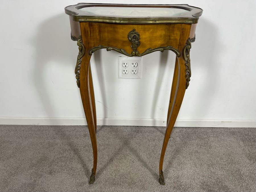 Beautiful Wooden French Louis XV Vitrine Side Table With Ormolu Mounts Hinged Glass Top Lockable With Key (Slight Chip In Beveled Glass Top) 18.5W X 14D X 28H [Photo 5]