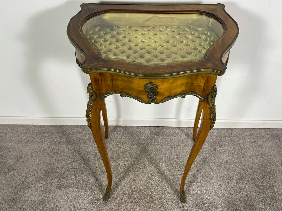 Beautiful Wooden French Louis XV Vitrine Side Table With Ormolu Mounts Hinged Glass Top Lockable With Key (Slight Chip In Beveled Glass Top) 18.5W X 14D X 28H [Photo 7]