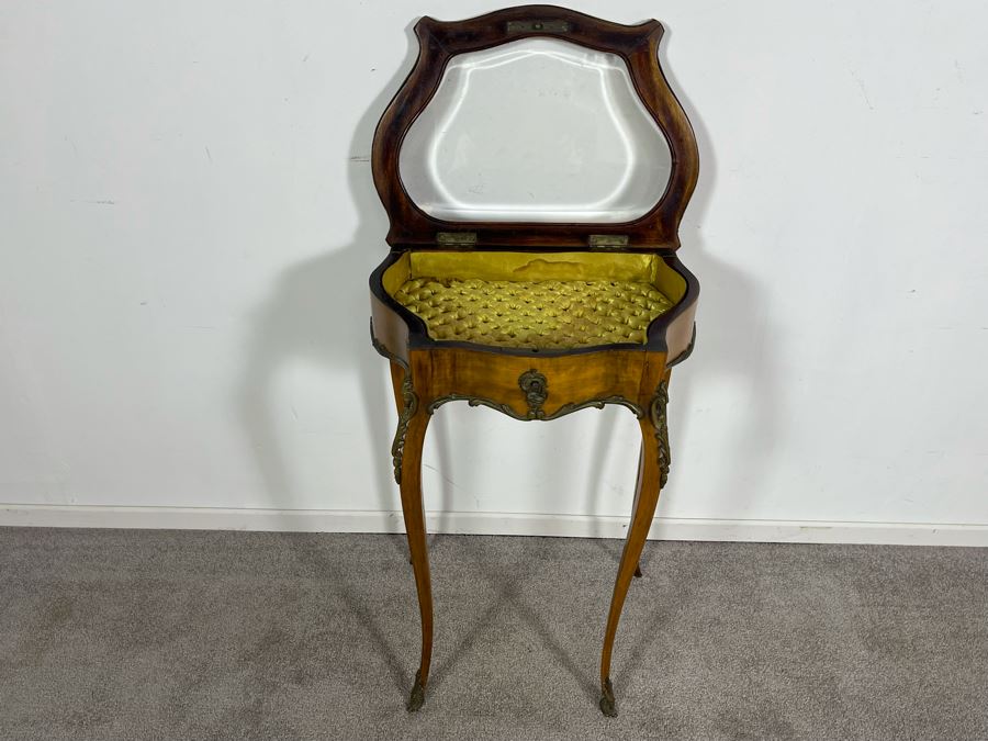 Beautiful Wooden French Louis XV Vitrine Side Table With Ormolu Mounts Hinged Glass Top Lockable With Key (Slight Chip In Beveled Glass Top) 18.5W X 14D X 28H [Photo 9]