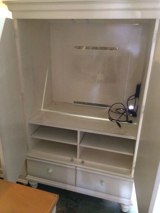 White Armoire [Photo 3]