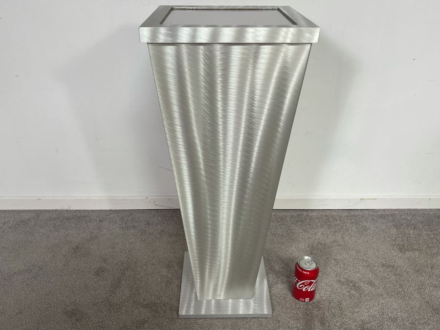 Modernist Museum Pedestal Stand With Lighting 12.5W X 30H [Photo 1]