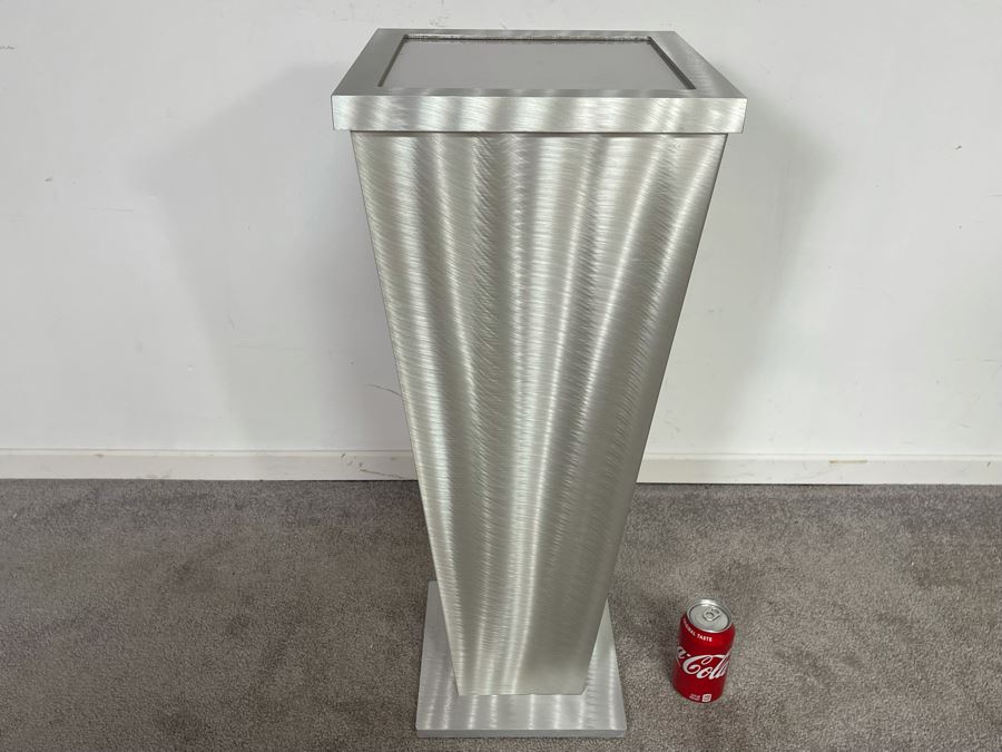 Modernist Museum Pedestal Stand With Lighting 12.5W X 30H [Photo 3]