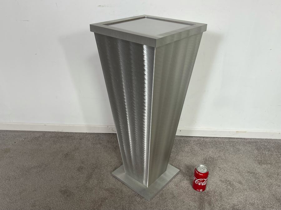 Modernist Museum Pedestal Stand With Lighting 12.5W X 30H [Photo 8]