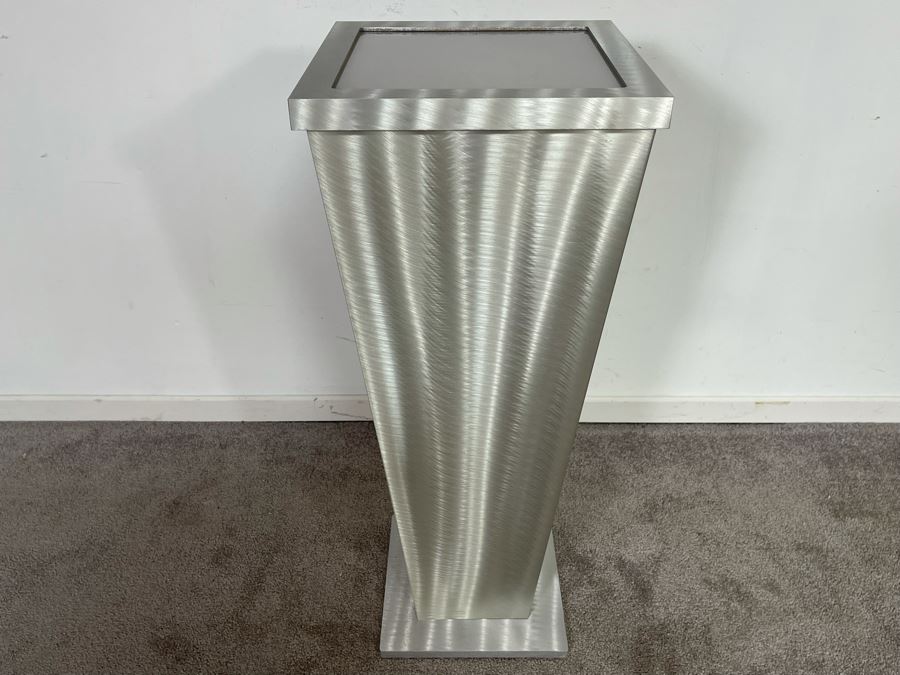 Modernist Museum Pedestal Stand With Lighting 12.5W X 30H [Photo 5]