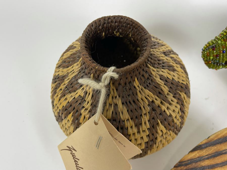 African Lot With Zulu Beer Pot, Beaded Lion, Wooden Female Sculpture And African Mbira Instrument [Photo 7]