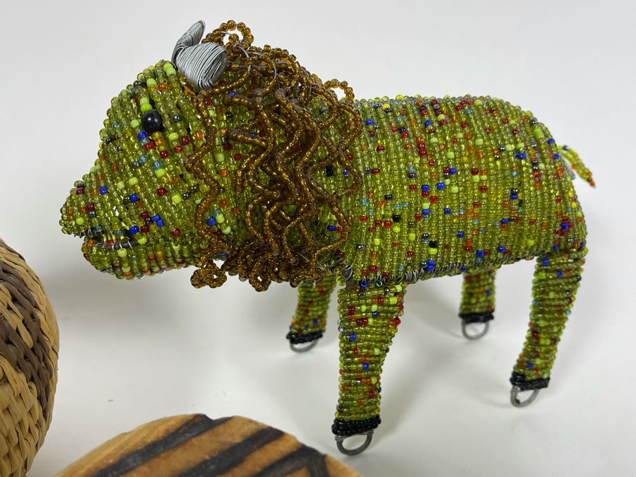 African Lot With Zulu Beer Pot, Beaded Lion, Wooden Female Sculpture And African Mbira Instrument [Photo 9]