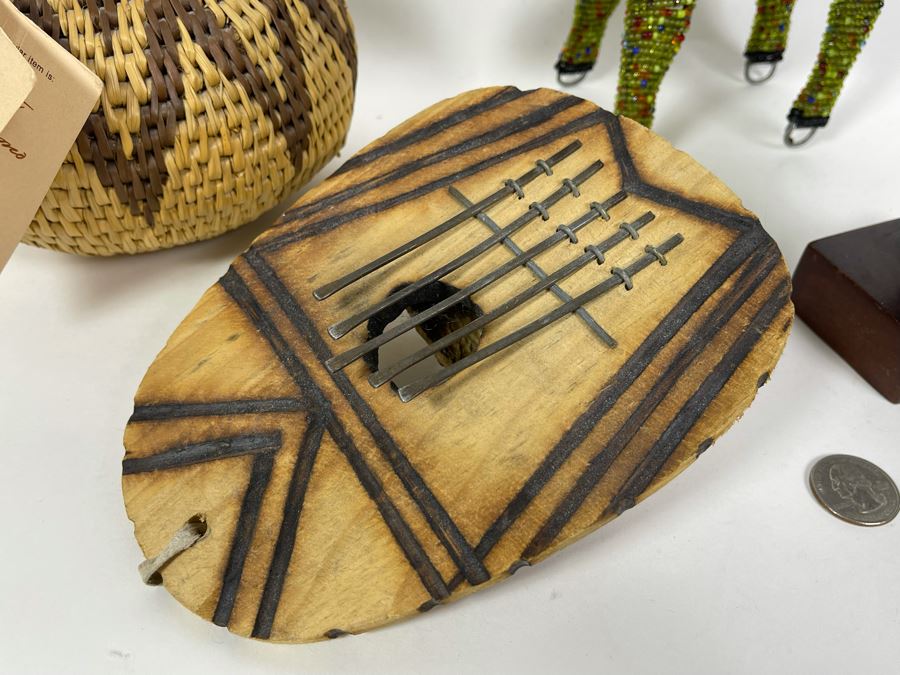 African Lot With Zulu Beer Pot, Beaded Lion, Wooden Female Sculpture And African Mbira Instrument [Photo 5]