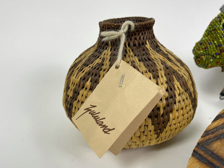 African Lot With Zulu Beer Pot, Beaded Lion, Wooden Female Sculpture And African Mbira Instrument [Photo 6]