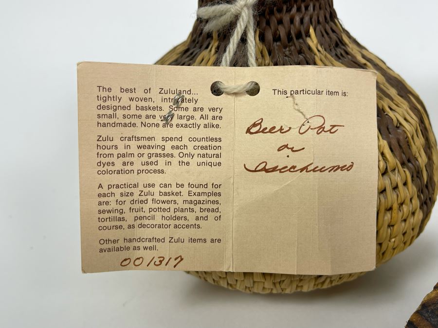 African Lot With Zulu Beer Pot, Beaded Lion, Wooden Female Sculpture And African Mbira Instrument [Photo 8]