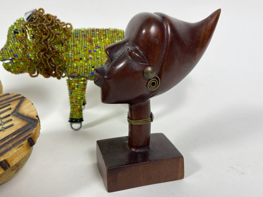 African Lot With Zulu Beer Pot, Beaded Lion, Wooden Female Sculpture And African Mbira Instrument [Photo 3]