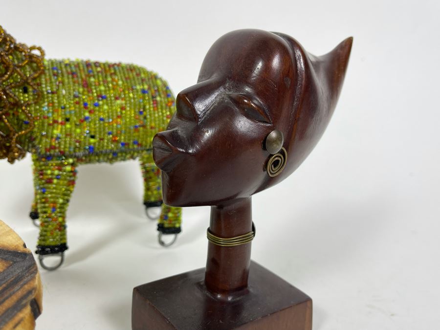 African Lot With Zulu Beer Pot, Beaded Lion, Wooden Female Sculpture And African Mbira Instrument [Photo 4]