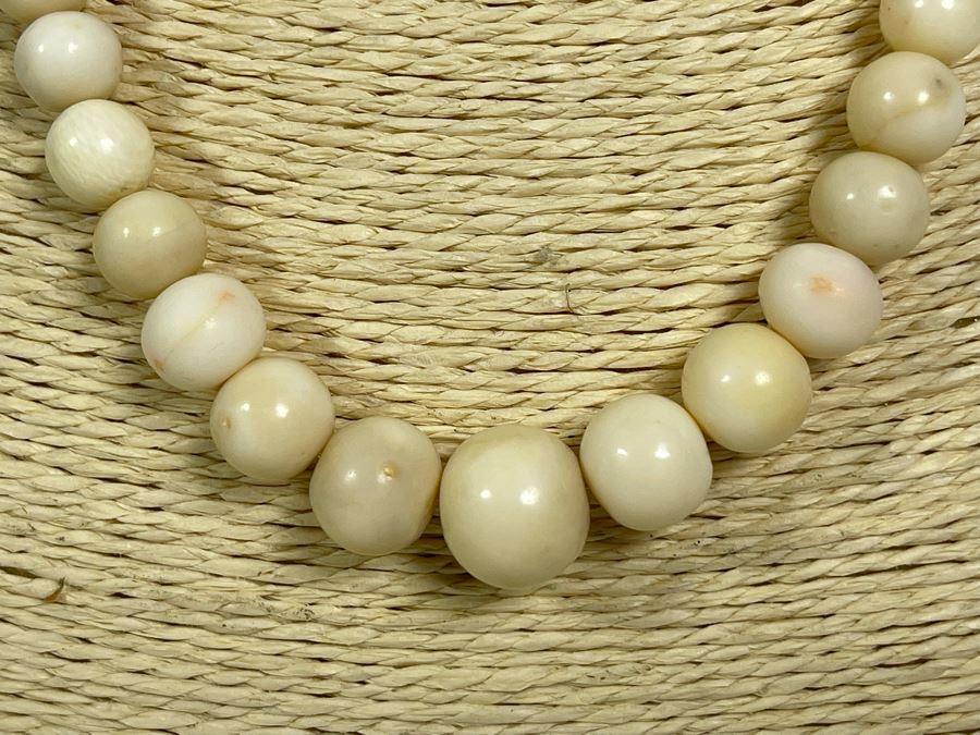 Graduated White Coral Beads 19' Necklace With Sterling Silver Clasp 14mm Beads [Photo 4]