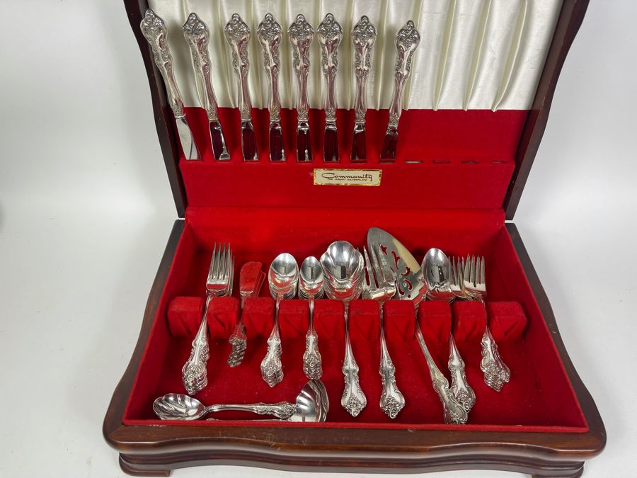 International Silverplate Flatware Set Apx Service For 8 With Storage Box
