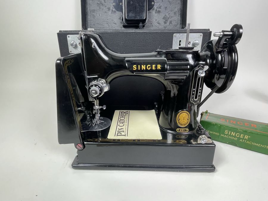 Singer Featherweight Model 221 In Great Condition With Case [Photo 8]