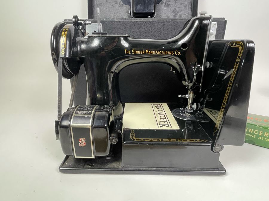 Singer Featherweight Model 221 In Great Condition With Case [Photo 10]