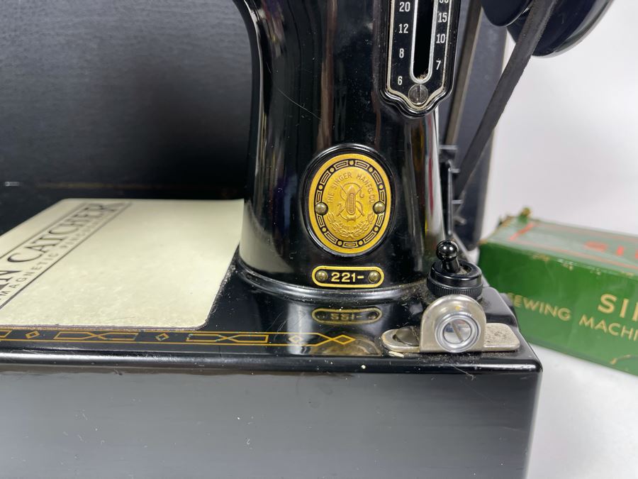 Singer Featherweight Model 221 In Great Condition With Case [Photo 5]