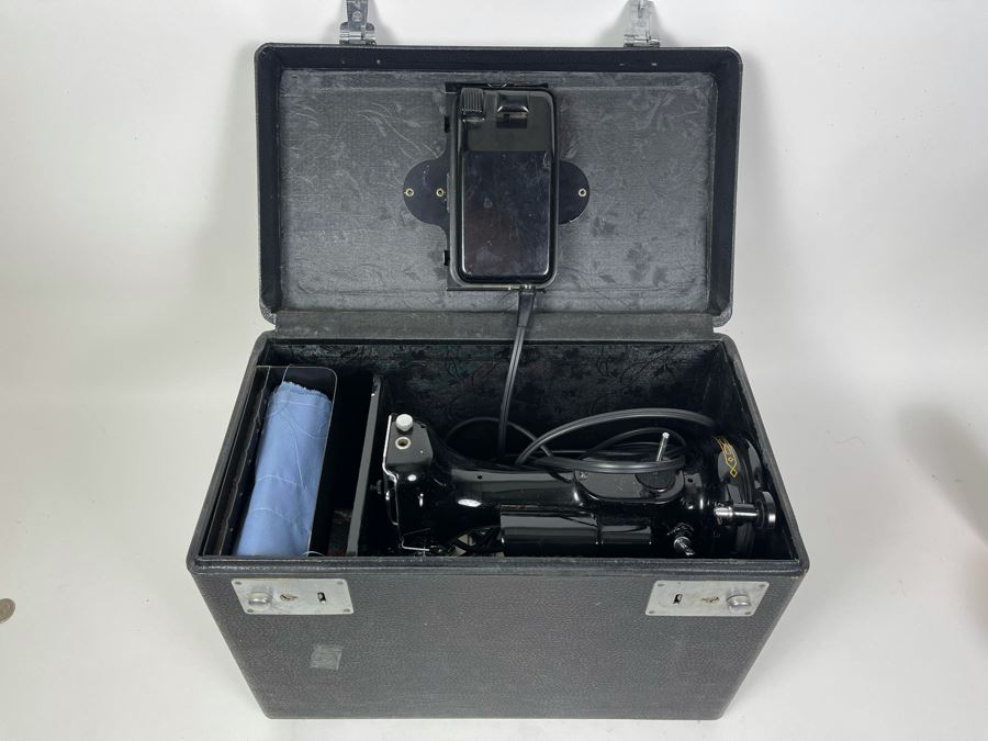 Singer Featherweight Model 221 In Great Condition With Case [Photo 16]