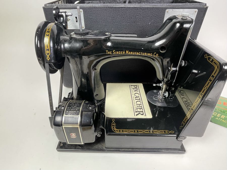 Singer Featherweight Model 221 In Great Condition With Case [Photo 9]