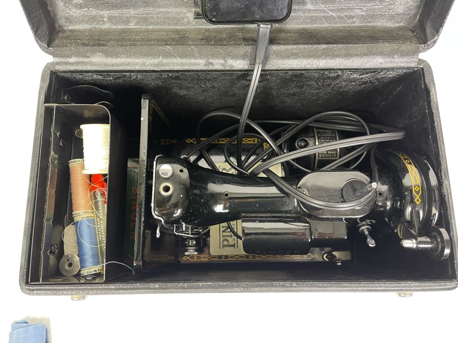 Singer Featherweight Model 221 In Great Condition With Case [Photo 15]