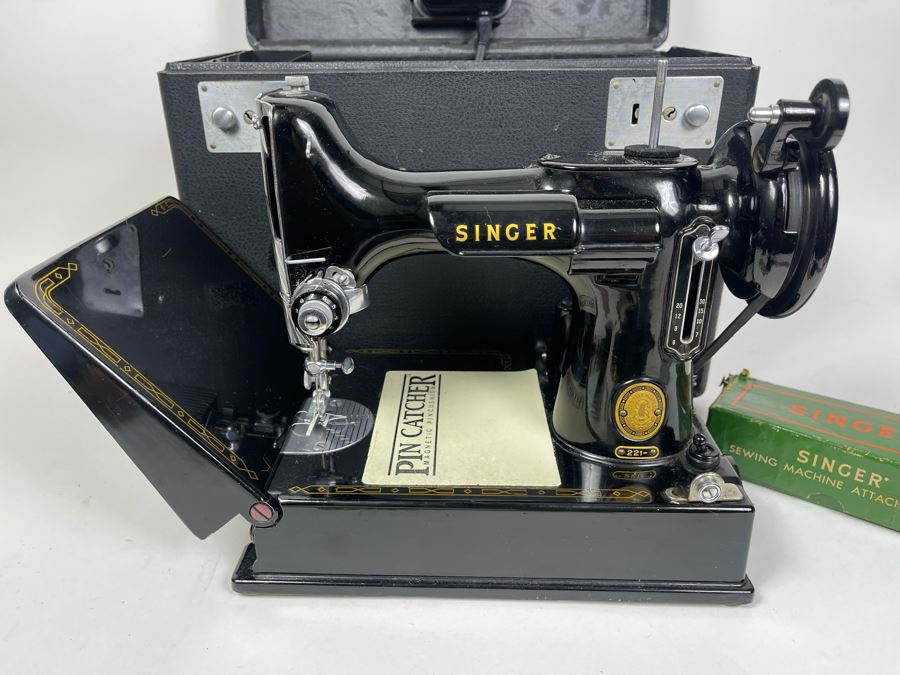 Singer Featherweight Model 221 In Great Condition With Case [Photo 2]