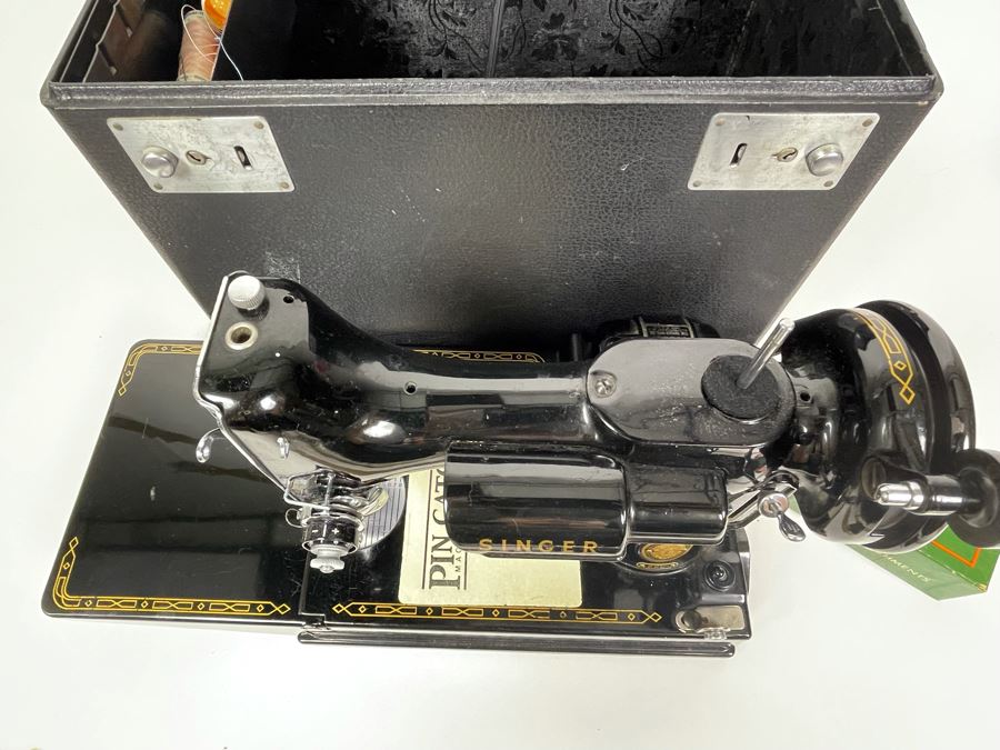 Singer Featherweight Model 221 In Great Condition With Case [Photo 7]