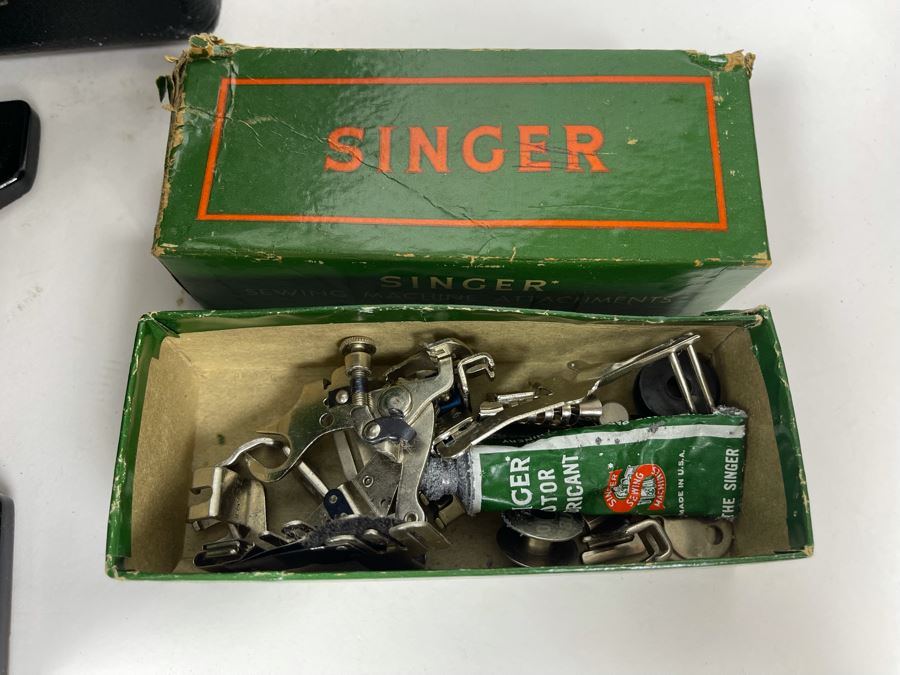 Singer Featherweight Model 221 In Great Condition With Case [Photo 12]