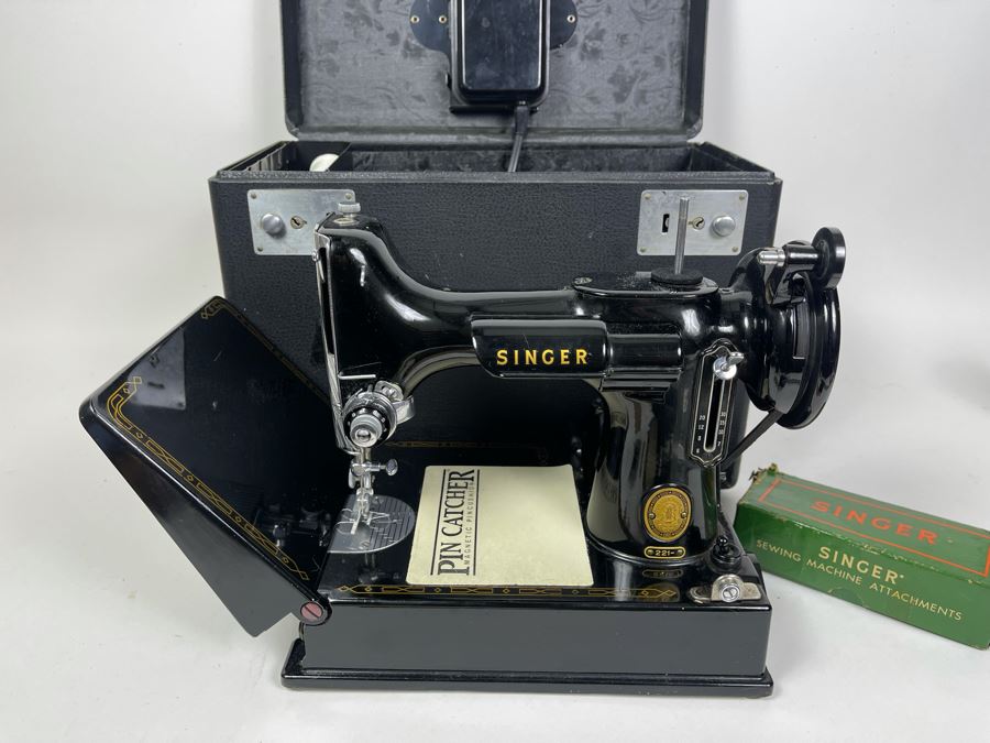 Singer Featherweight Model 221 In Great Condition With Case [Photo 4]
