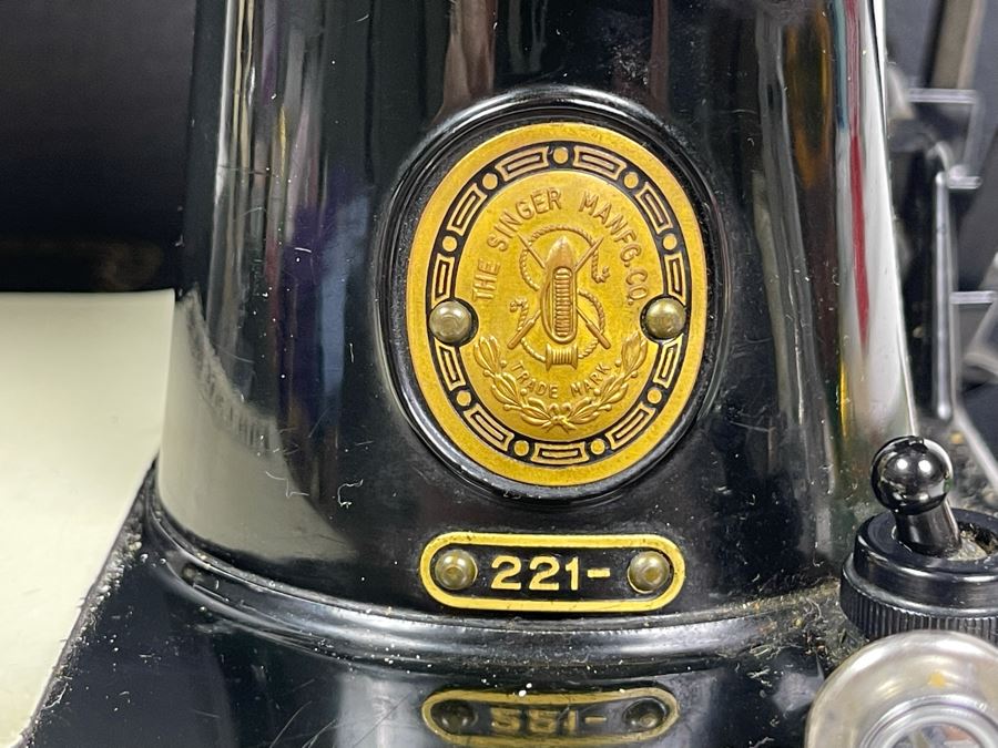 Singer Featherweight Model 221 In Great Condition With Case [Photo 6]