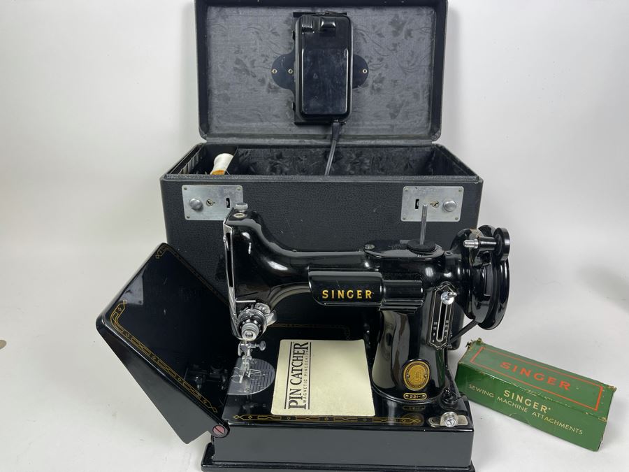 Singer Featherweight Model 221 In Great Condition With Case [Photo 3]