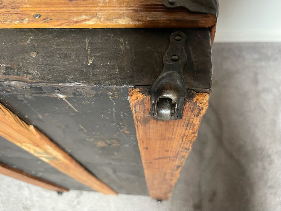 Vintage Slight Dome Top Trunk 30W X 18D X 21H [Photo 17]