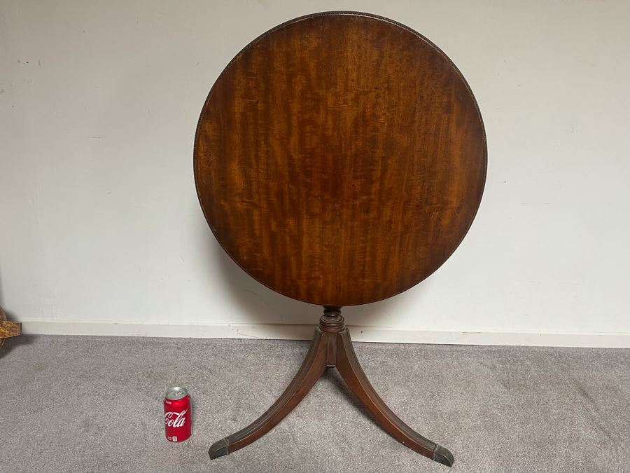 Weiman Heirloom Quality Round Tilt Top Table [Photo 1]