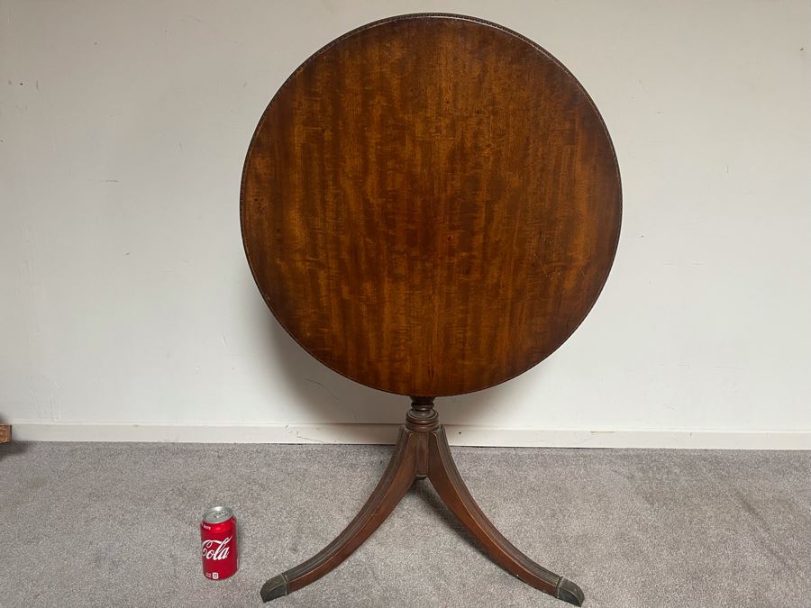 Weiman Heirloom Quality Round Tilt Top Table [Photo 2]