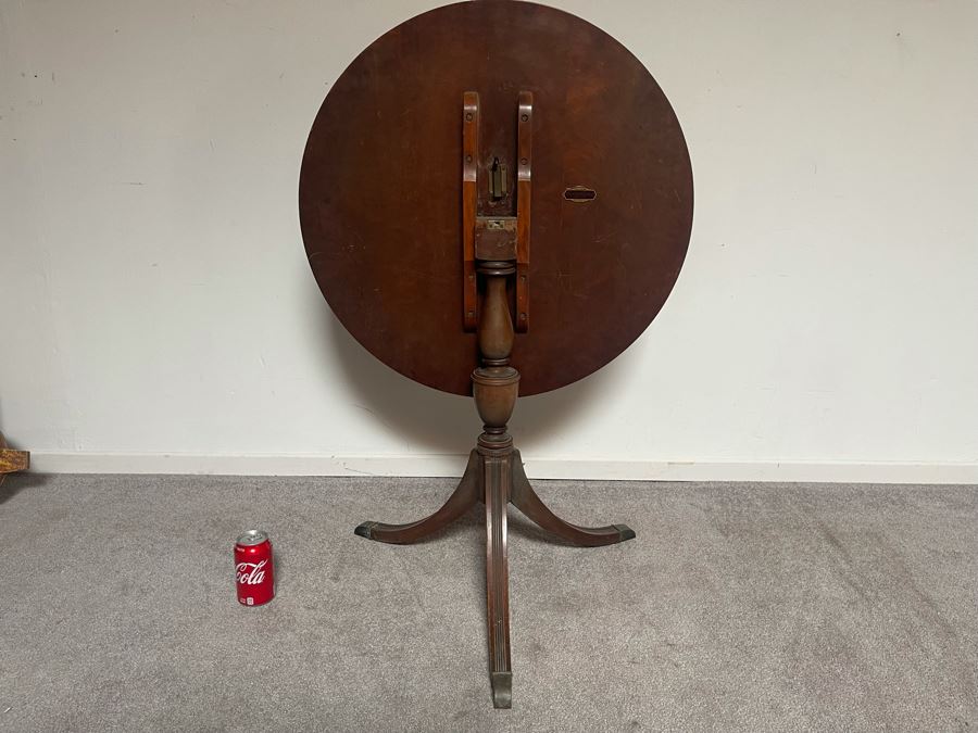 Weiman Heirloom Quality Round Tilt Top Table [Photo 5]