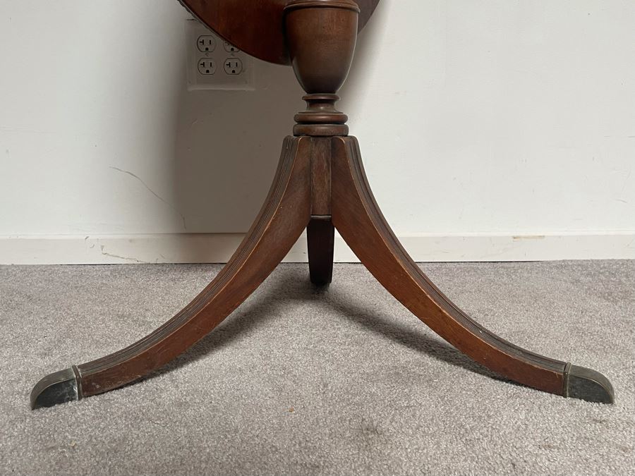 Weiman Heirloom Quality Round Tilt Top Table [Photo 8]