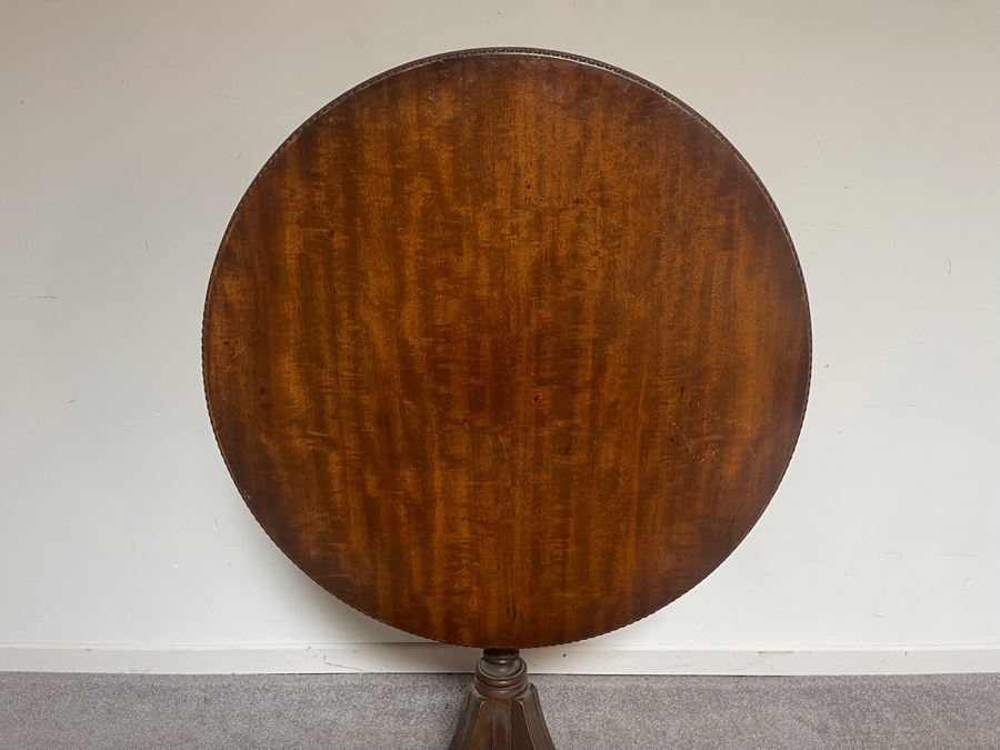 Weiman Heirloom Quality Round Tilt Top Table [Photo 3]